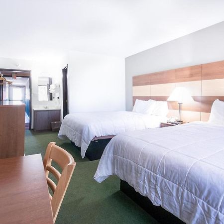 Northwoods Inn & Suites Минокуа Екстериор снимка