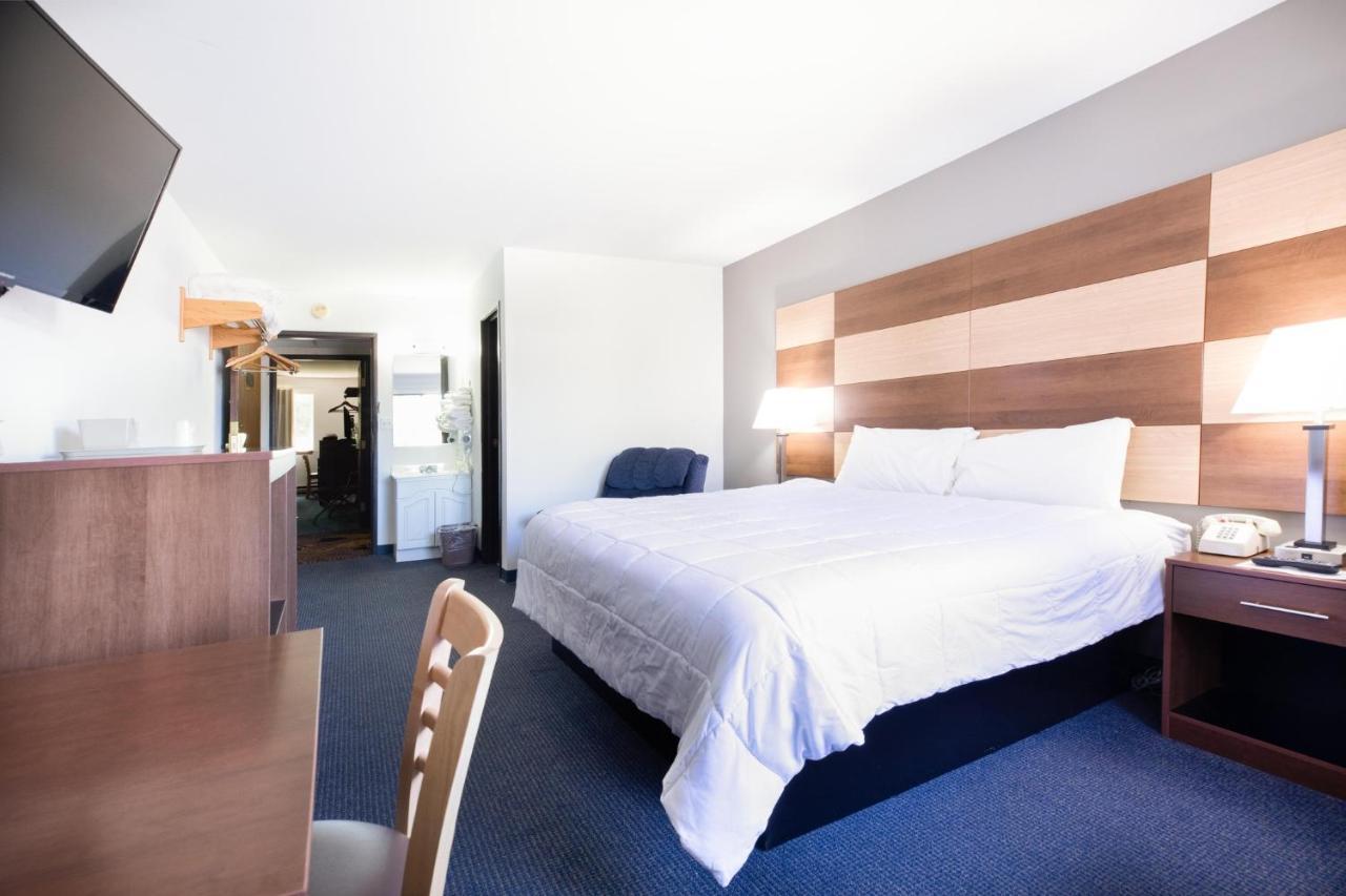 Northwoods Inn & Suites Минокуа Екстериор снимка