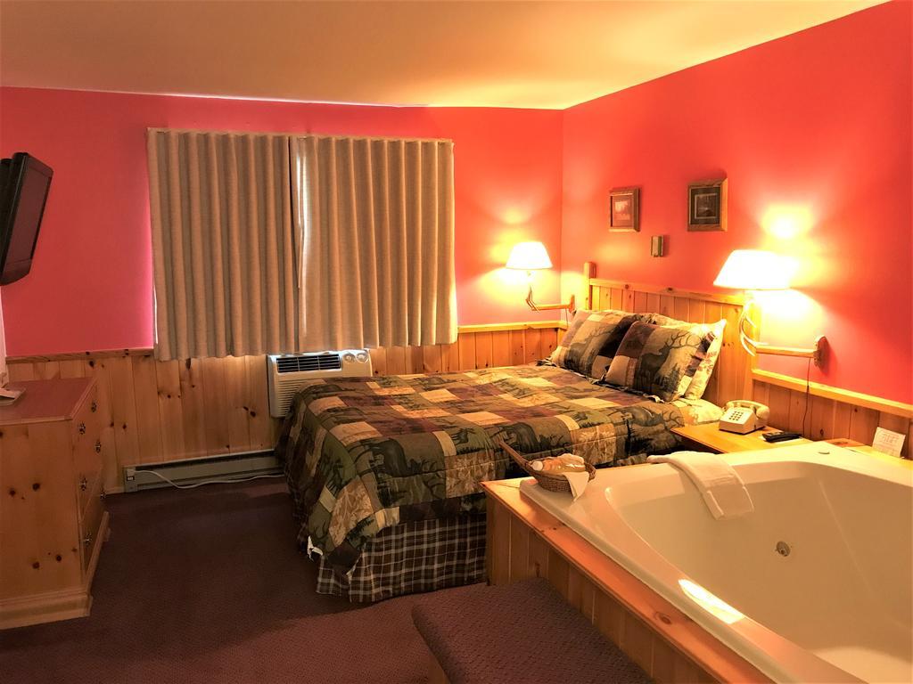 Northwoods Inn & Suites Минокуа Екстериор снимка